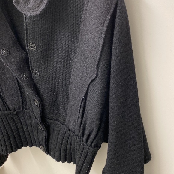 One girl who wool black sweater - Picture 9 of 14